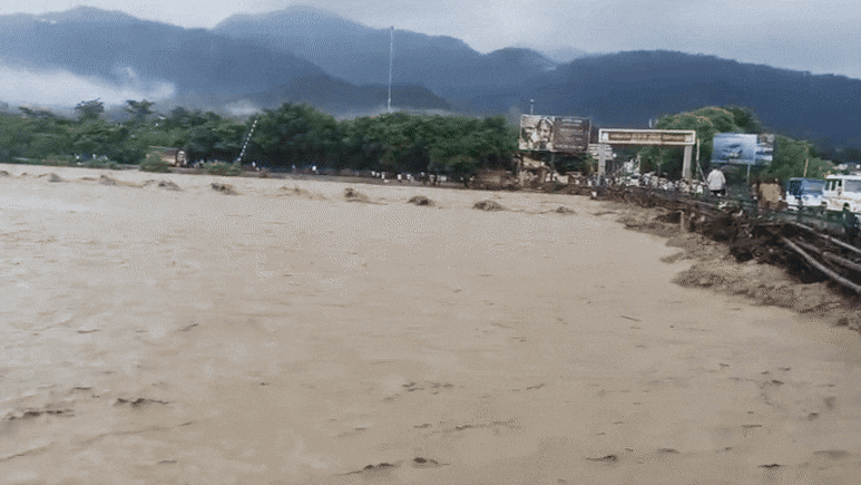 ऋषिकेश में चंद्रभागा नदी उफान पर, हाईवे तक आया पानी; देखिए वीडियो ऋषिकेश में चंद्रभागा नदी उफान पर, हाईवे तक आया पानी; देखिए वीडियो