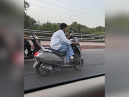 बिना हेलमेट, पैर क्रॉस करके, हाथ में फोन लिए स्कूटी चला रहा था शख्स, ट्रैफिक नियमों की उड़ाई धज्जियां बिना हेलमेट, पैर क्रॉस करके, हाथ में फोन लिए स्कूटी चला रहा था शख्स, ट्रैफिक नियमों की उड़ाई धज्जियां