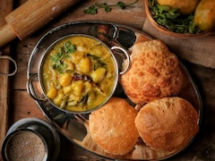 Festive Oily Foods Can Spike Acidity, Gallbladder Emergencies: Doctor Warns