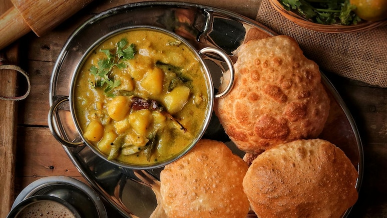 Festive Oily Foods Can Spike Acidity, Gallbladder Emergencies: Doctor Warns