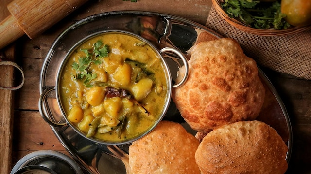 Festive Oily Foods Can Spike Acidity, Gallbladder Emergencies: Doctor Warns