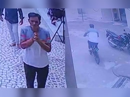 भगवान के दर पर भी नहीं बख्शा! आशीर्वाद लिया और साइकिल लेकर उड़ गया चोर भगवान के दर पर भी नहीं बख्शा! आशीर्वाद लिया और साइकिल लेकर उड़ गया चोर