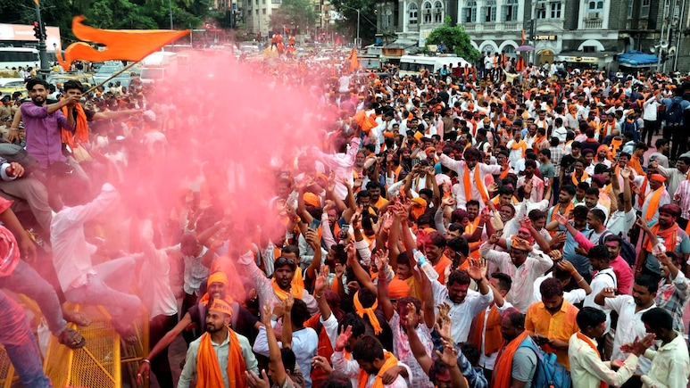 Manoj Jarange Protest: मराठा आंदोलनानंतर BMC कर्मचाऱ्यांची दमछाक, रातोरात साफ केला 1 लाख किलो कचरा Manoj Jarange Protest: मराठा आंदोलनानंतर BMC कर्मचाऱ्यांची दमछाक, रातोरात साफ केला 1 लाख किलो कचरा