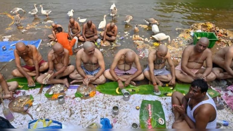 पितृपक्ष: पृथ्‍वी पर आते हैं प‍ितर, श्राद्ध और तर्पण से मिलेगा पूर्वजों का आशीर्वाद
