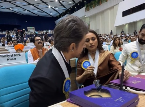 रानी ने मेडल पहनने में की शाहरुख की मदद, फिर SRK ने यूं देखी फोन में सेल्फी, लोग बोले- बच्चों से कम नहीं