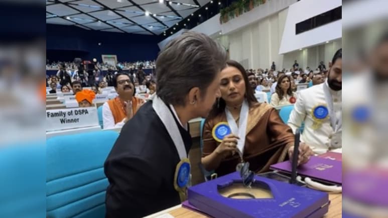 रानी ने मेडल पहनने में की शाहरुख की मदद, फिर SRK ने यूं देखी फोन में सेल्फी, लोग बोले- बच्चों से कम नहीं