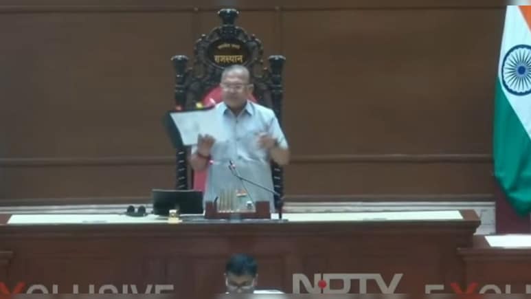 व‍िधानसभा के बाहर व‍िपक्ष का हंगामा, वोट चोर ल‍िखी तख्‍त‍ियां लेकर पहुंचे; सदन 3 सितंबर तक स्थगित