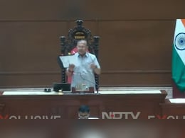 विधानसभा के बाहर विपक्ष का हंगामा, वोट चोर लिखी तख्तियां लेकर पहुंचे; सदन 3 सितंबर तक स्थगित विधानसभा के बाहर विपक्ष का हंगामा, वोट चोर लिखी तख्तियां लेकर पहुंचे; सदन 3 सितंबर तक स्थगित
