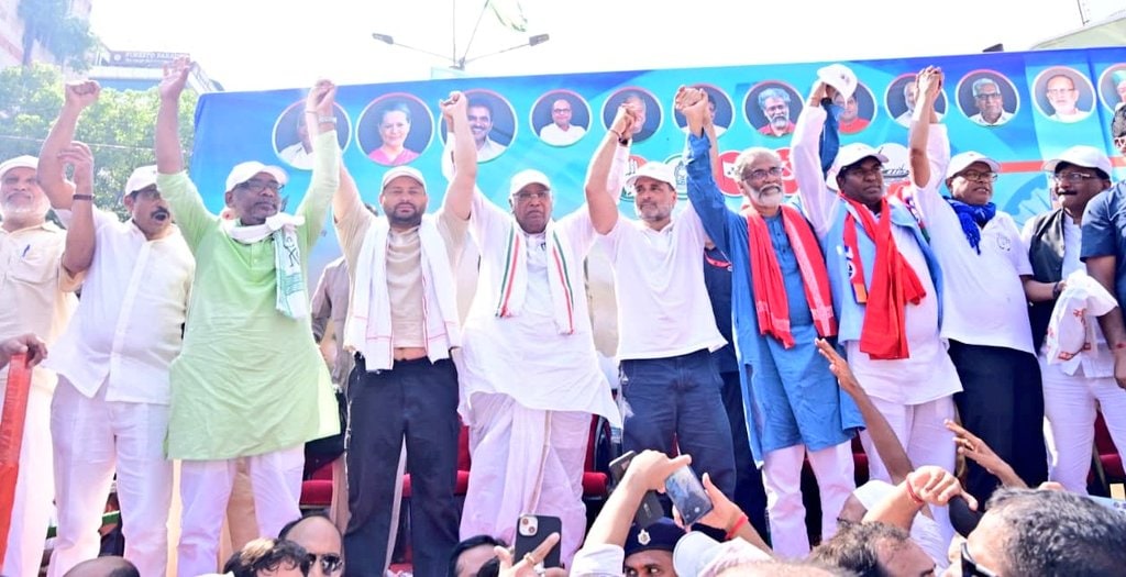 वोटर अधिकार यात्रा में महागठबंधन के नेताओं के साथ मंच पर हेमंत सोरेन. वोटर अधिकार यात्रा में महागठबंधन के नेताओं के साथ मंच पर हेमंत सोरेन.