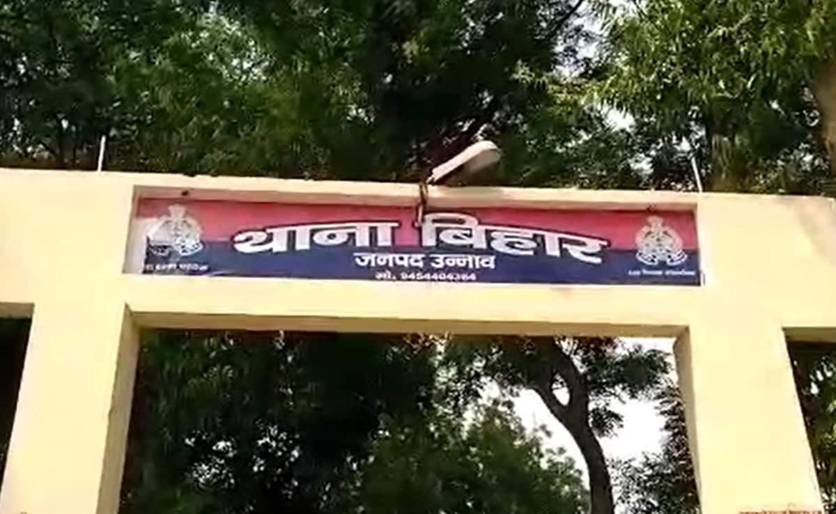 पुलिस ने गिरफ्तार बदमाशों के पास से 315 बोर का एक कट्टा और जिंदा कारतूस बरामद किया है. पुलिस ने गिरफ्तार बदमाशों के पास से 315 बोर का एक कट्टा और जिंदा कारतूस बरामद किया है.