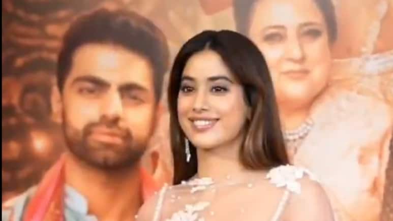 जाह्नवी कपूर : सोशल मीडिया पर मेरे बहुत से नकली इमेजेज घूमते रहते हैं जाह्नवी कपूर : सोशल मीडिया पर मेरे बहुत से नकली इमेजेज घूमते रहते हैं