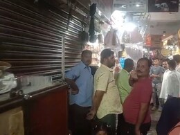 MP News: सागर में दुकान पर बैठे कारोबारी पर फेंका तेजाब, चेहरा बुरी तरह झुलसा, वारदात सीसीटीवी में कैद MP News: सागर में दुकान पर बैठे कारोबारी पर फेंका तेजाब, चेहरा बुरी तरह झुलसा, वारदात सीसीटीवी में कैद