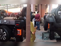 नींबू पर चढ़ाना था थार का पहिया... महिला ने शोरूम का शीशा तोड़ते हुए नीचे ही कुदा दी गाड़ी नींबू पर चढ़ाना था थार का पहिया... महिला ने शोरूम का शीशा तोड़ते हुए नीचे ही कुदा दी गाड़ी