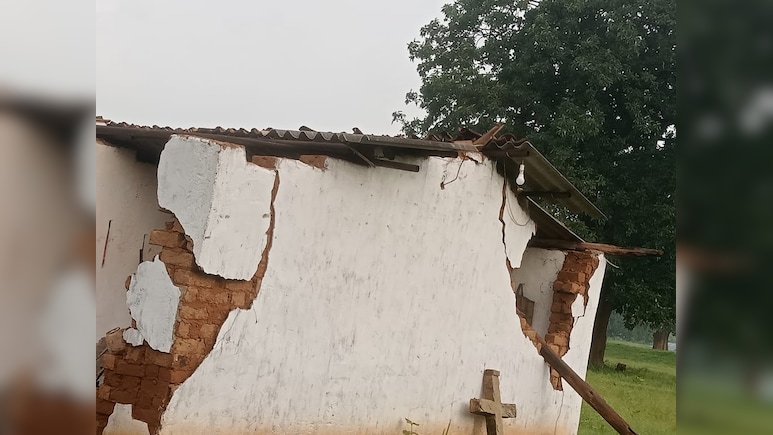 हाथियों ने चर्च को तोड़ डाला, मचाया जमकर उत्पात, क्षेत्र में भारी दहशत हाथियों ने चर्च को तोड़ डाला, मचाया जमकर उत्पात, क्षेत्र में भारी दहशत