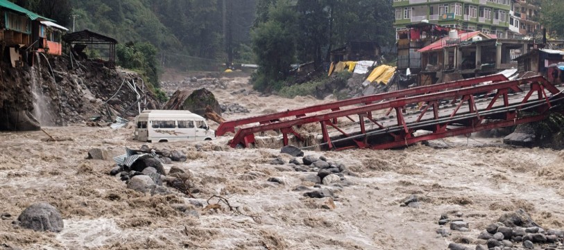 हिमाचल के सुंदरनगर में टूटकर गिरा पहाड़, 2 घर मलबे की चपेट में; अब तक 5 लोगों की मौत