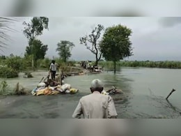 गंगा नदी से आई बाढ़ से कटे रास्ते को ग्रामीणों ने लकड़ी के पुल से जोड़ा, देखें तस्वीरें गंगा नदी से आई बाढ़ से कटे रास्ते को ग्रामीणों ने लकड़ी के पुल से जोड़ा, देखें तस्वीरें