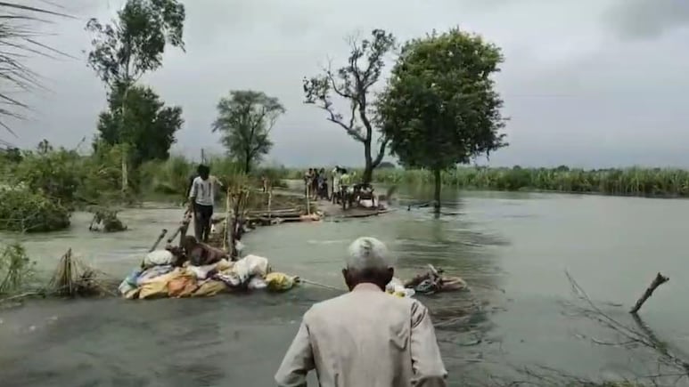 गंगा नदी से आई बाढ़ से कटे रास्ते को ग्रामीणों ने लकड़ी के पुल से जोड़ा, देखें तस्वीरें गंगा नदी से आई बाढ़ से कटे रास्ते को ग्रामीणों ने लकड़ी के पुल से जोड़ा, देखें तस्वीरें
