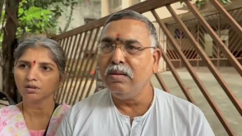 Pune Ex-Banker Tricked With 'Amit Shah' Call By Relative, Duped Of 4 Crores Pune Ex-Banker Tricked With 'Amit Shah' Call By Relative, Duped Of 4 Crores