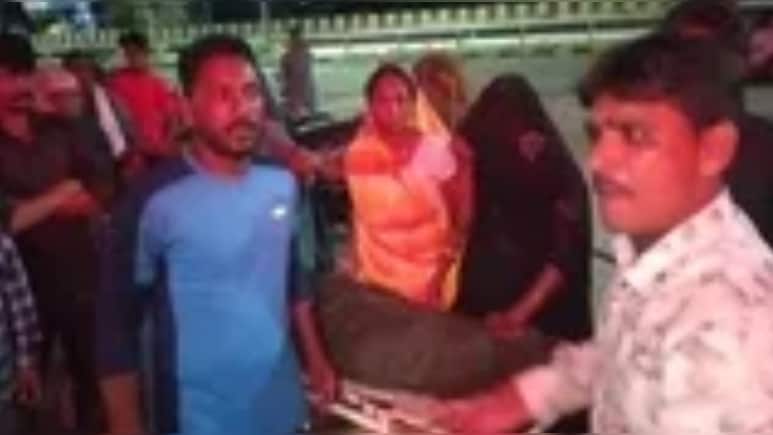 मौत के बाद भी महिला का डॉक्टर करते रहे इलाज, परिजनों का अस्पताल पर रकम वसूलने का आरोप मौत के बाद भी महिला का डॉक्टर करते रहे इलाज, परिजनों का अस्पताल पर रकम वसूलने का आरोप