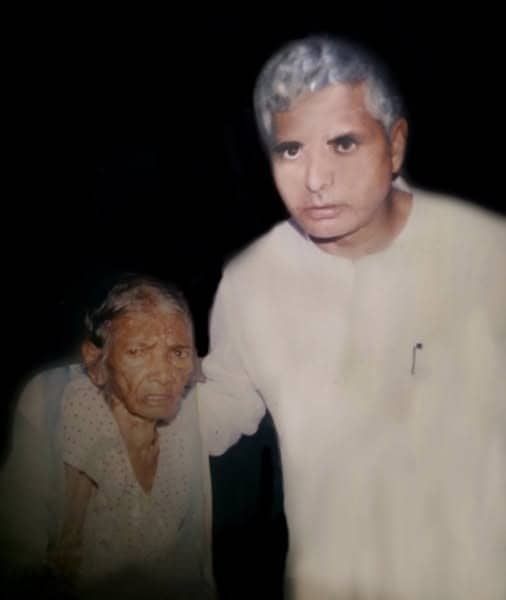 अपनी मां मरछिया देवी के साथ लालू यादव. अपनी मां मरछिया देवी के साथ लालू यादव.