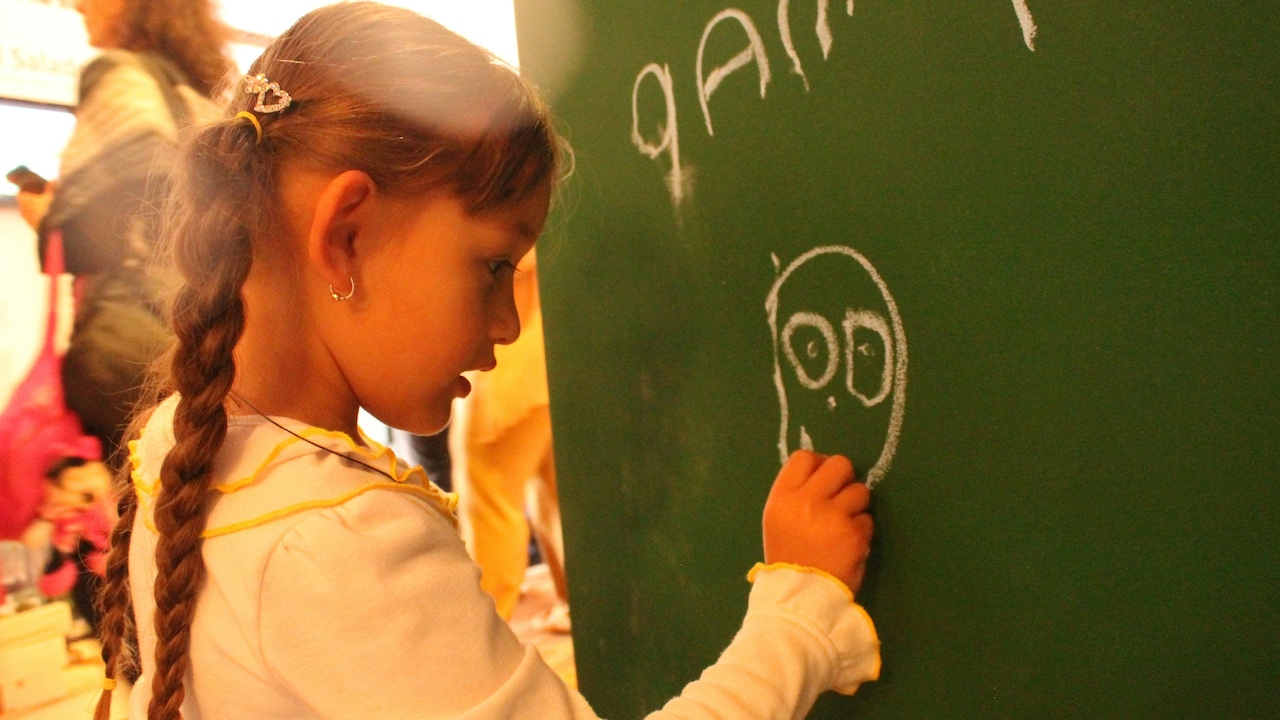 Add a blackboard to your kids room to make it more appealing