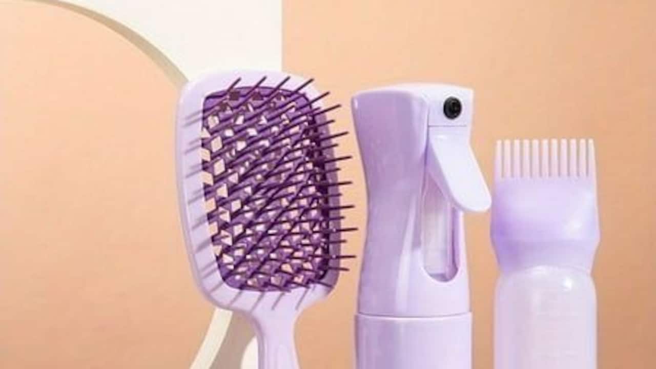 Get oil dispenser comb to nourish your scalp and hair
