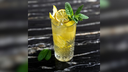 क्या सर्दियों में नींबू पानी पीना चाहिए? जानिए नींबू पानी पीने के फायदे और नुकसान