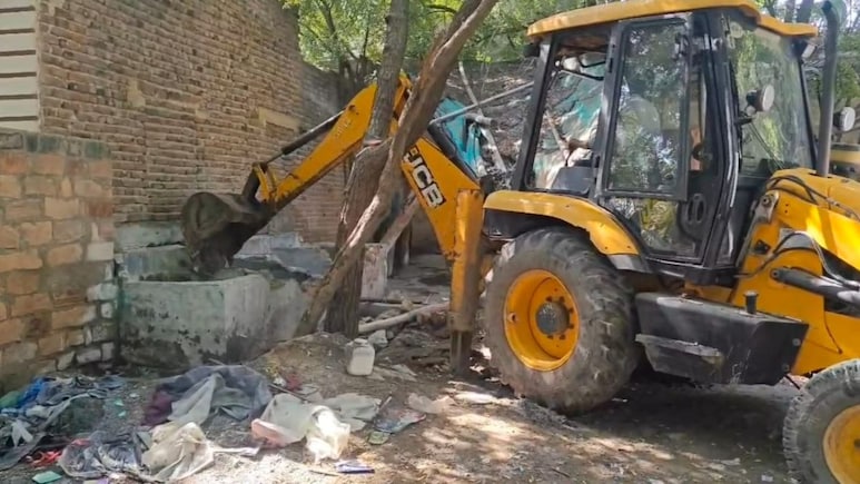 बालोतरा में 78 अवैध कपड़ा फैक्ट्रियों पर चला बुलडोजर, हड़कंप मचते ही ताला लगाकर फरार हुए फैक्टरी मालिक बालोतरा में 78 अवैध कपड़ा फैक्ट्रियों पर चला बुलडोजर, हड़कंप मचते ही ताला लगाकर फरार हुए फैक्टरी मालिक