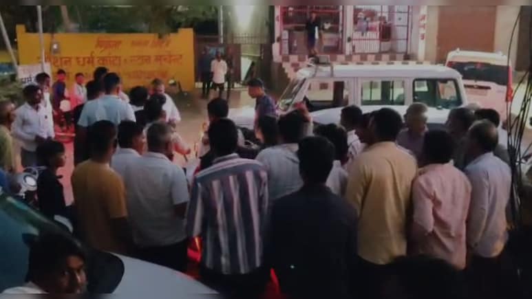 मह‍िलाओं ने पुल‍िसकर्मियों के बाल नोचे और थप्पड़ जड़े, नाबाल‍िग से रेप के आरोपी को पड़ने गई थी टीम