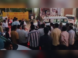 महिलाओं ने पुलिसकर्मियों के बाल नोचे और थप्पड़ जड़े, नाबालिग से रेप के आरोपी को पड़ने गई थी टीम महिलाओं ने पुलिसकर्मियों के बाल नोचे और थप्पड़ जड़े, नाबालिग से रेप के आरोपी को पड़ने गई थी टीम