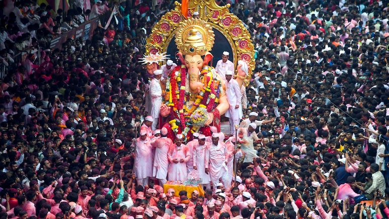 Lalbaugcha Raja Visarjan :8 किमीसाठी 20 तास; 'या' 5 परंपरांमुळे लालबागच्या राजाच्या विसर्जनाला लागतो इतका वेळ Lalbaugcha Raja Visarjan :8 किमीसाठी 20 तास; 'या' 5 परंपरांमुळे लालबागच्या राजाच्या विसर्जनाला लागतो इतका वेळ