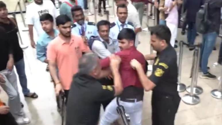 Apple BKC Store Fight: आयफोनसाठी आयमाय काढली, बीकेसीत राडा; पाहा VIDEO