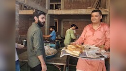 टीकमगढ़ में नया ट्रेंड: देवी दुर्गा को अब डोसा-सांभर, ब्रेड पकौड़े जैसे चटपटे भोग, भक्तों की लगी भीड़