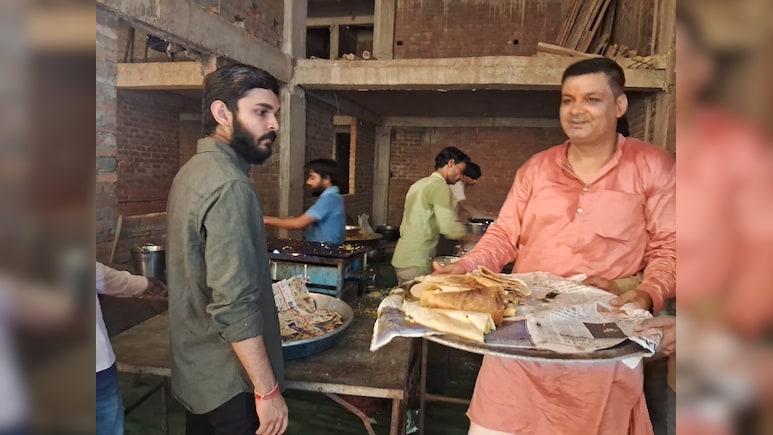 टीकमगढ़ में नया ट्रेंड: देवी दुर्गा को अब डोसा-सांभर, ब्रेड पकौड़े जैसे चटपटे भोग, भक्तों की लगी भीड़
