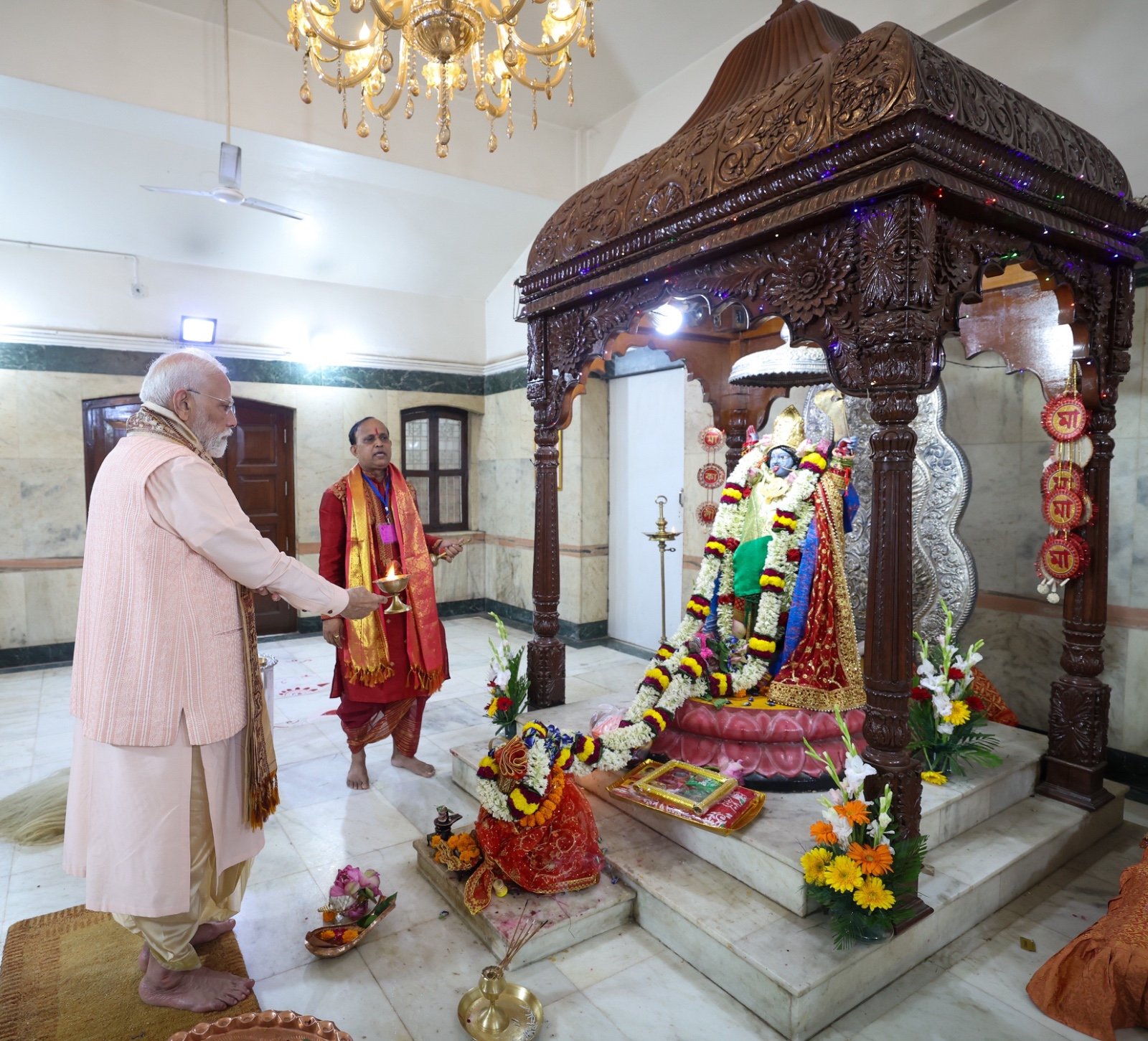 महाअष्टमी के पावन मौके पर सीआर पार्क पहुंचे पीएम मोदी, लिया मां दुर्गा का आर्शीवाद