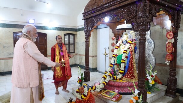 महाअष्टमी के पावन मौके पर CR पार्क पहुंचे पीएम मोदी, लिया मां दुर्गा का आशीर्वाद