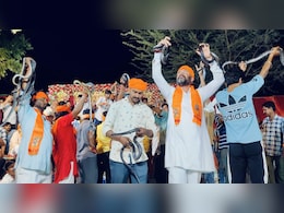 लोकदेवता गोगा जी को रिझाने के लिए जहरीले सांपों और विषखोपड़ा का अखाड़ा, गले में डालकर झूमे लोग लोकदेवता गोगा जी को रिझाने के लिए जहरीले सांपों और विषखोपड़ा का अखाड़ा, गले में डालकर झूमे लोग