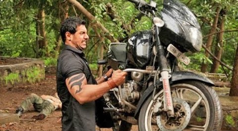 जॉन अब्राहम ने हाथों से उठा डाली थी बाइक, एक्ट्रेस के साथ शूटिंग में लिए थे सात फेरे- जानते हैं इस हिट फिल्म का नाम?