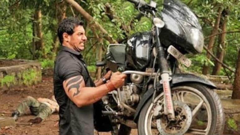 जॉन अब्राहम ने हाथों से उठा डाली थी बाइक, एक्ट्रेस के साथ शूटिंग में लिए थे सात फेरे- जानते हैं इस हिट फिल्म का नाम? जॉन अब्राहम ने हाथों से उठा डाली थी बाइक, एक्ट्रेस के साथ शूटिंग में लिए थे सात फेरे- जानते हैं इस हिट फिल्म का नाम?