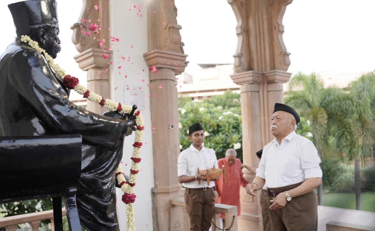 आरएसएस संस्थापक केशव बलिराम हेडगेवार को पुष्प अर्पित करते सरसंघचालक मोहन भागवत. आरएसएस संस्थापक केशव बलिराम हेडगेवार को पुष्प अर्पित करते सरसंघचालक मोहन भागवत.