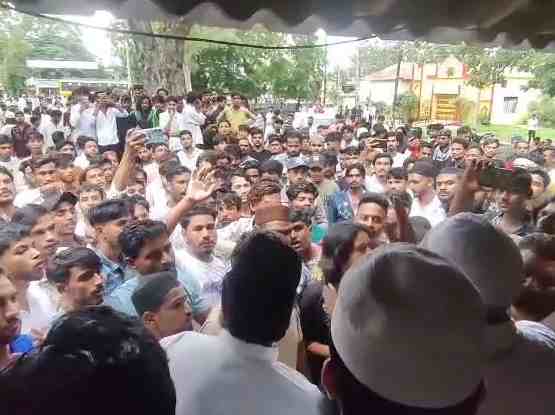 गणेश उत्सव में 'लव जिहाद' की झांकी पर बवाल, पथराव के बाद पुलिस ने किया लाठीचार्ज