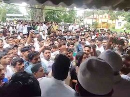 गणेश उत्सव में 'लव जिहाद' की झांकी पर बवाल, पथराव के बाद पुलिस ने किया लाठीचार्ज गणेश उत्सव में 'लव जिहाद' की झांकी पर बवाल, पथराव के बाद पुलिस ने किया लाठीचार्ज