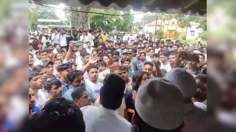 गणेश उत्सव में 'लव जिहाद' की झांकी पर बवाल, पथराव के बाद पुलिस ने किया लाठीचार्ज गणेश उत्सव में 'लव जिहाद' की झांकी पर बवाल, पथराव के बाद पुलिस ने किया लाठीचार्ज