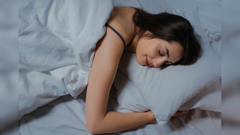 Better Sleep Tips: 5 मिनिटांत येईल गाढ झोप, झोपण्यापूर्वी दुधामध्ये चिमूटभर ही पावडर मिक्स करुन प्या