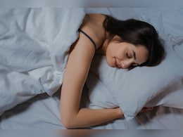 Better Sleep Tips: 5 मिनिटांत येईल गाढ झोप, झोपण्यापूर्वी दुधामध्ये चिमूटभर मिक्स करा ही पावडर Better Sleep Tips: 5 मिनिटांत येईल गाढ झोप, झोपण्यापूर्वी दुधामध्ये चिमूटभर मिक्स करा ही पावडर