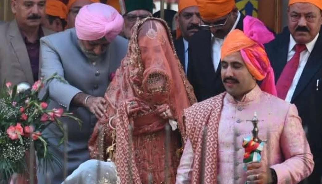 विक्रमादित्य सिंह बने दूल्हा, हाथों में तलवार और सिर पर साफा पहने दिखे अपनी दुल्हन के साथ... खास तस्वीरें