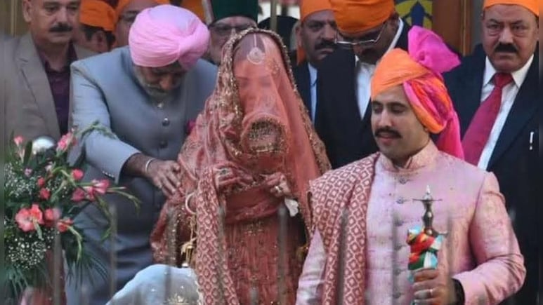 विक्रमादित्य सिंह बने दूल्हा, हाथों में तलवार और सिर पर साफा पहने दिखे अपनी दुल्हन के साथ... खास तस्वीरें