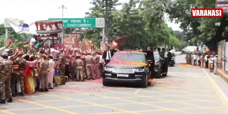 LIVE:  वाराणसी पहुंचे PM मोदी को देखने के लिए लंबी लाइनें, आज मॉरीशस पीएम से होगी मुलाकात