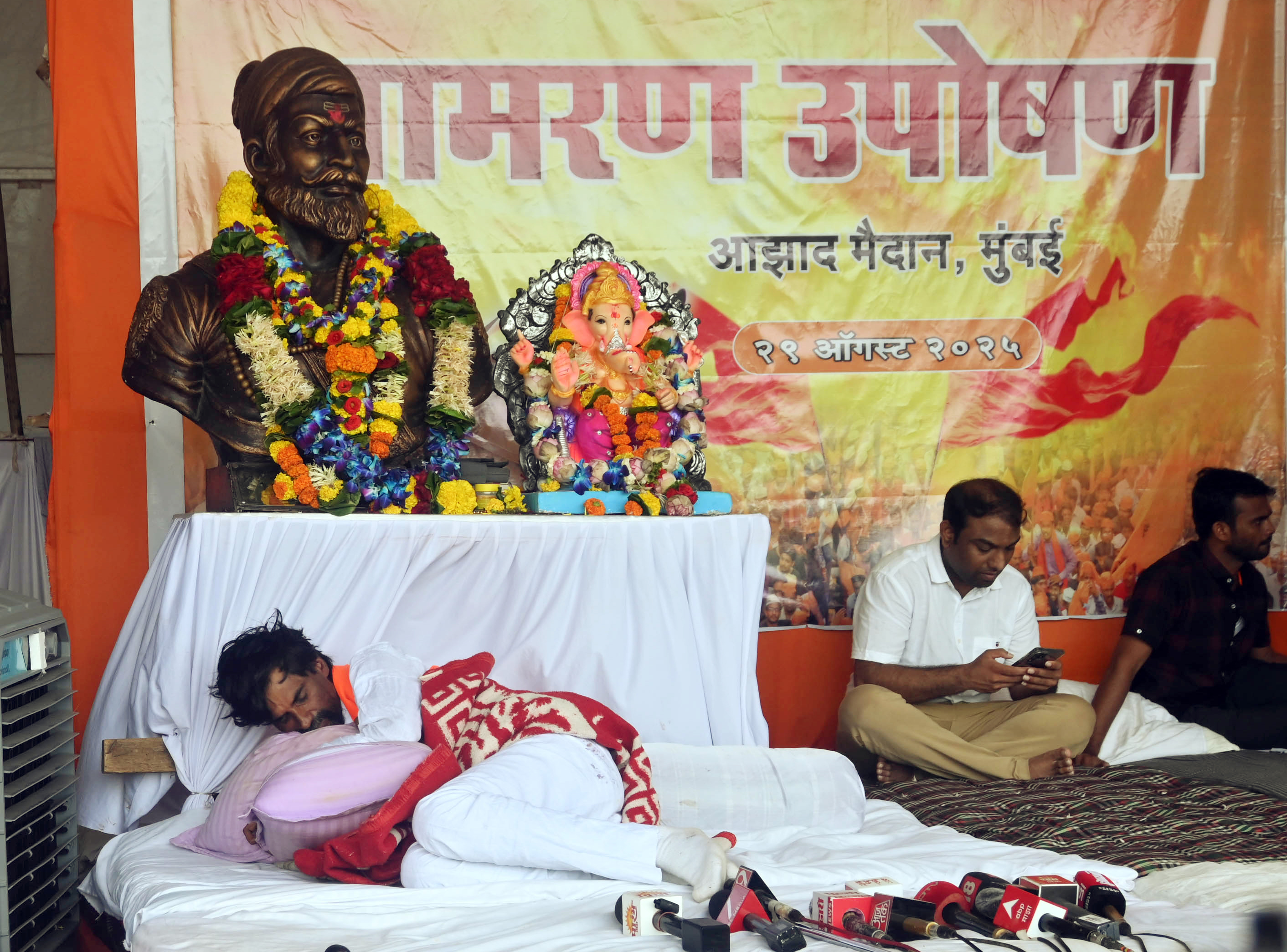 5000 से अधिक लोगों की भीड़ पर बॉम्बे हाईकोर्ट की फटकार, अनशन पर अड़े जरांगे, अगली सुनवाई कल