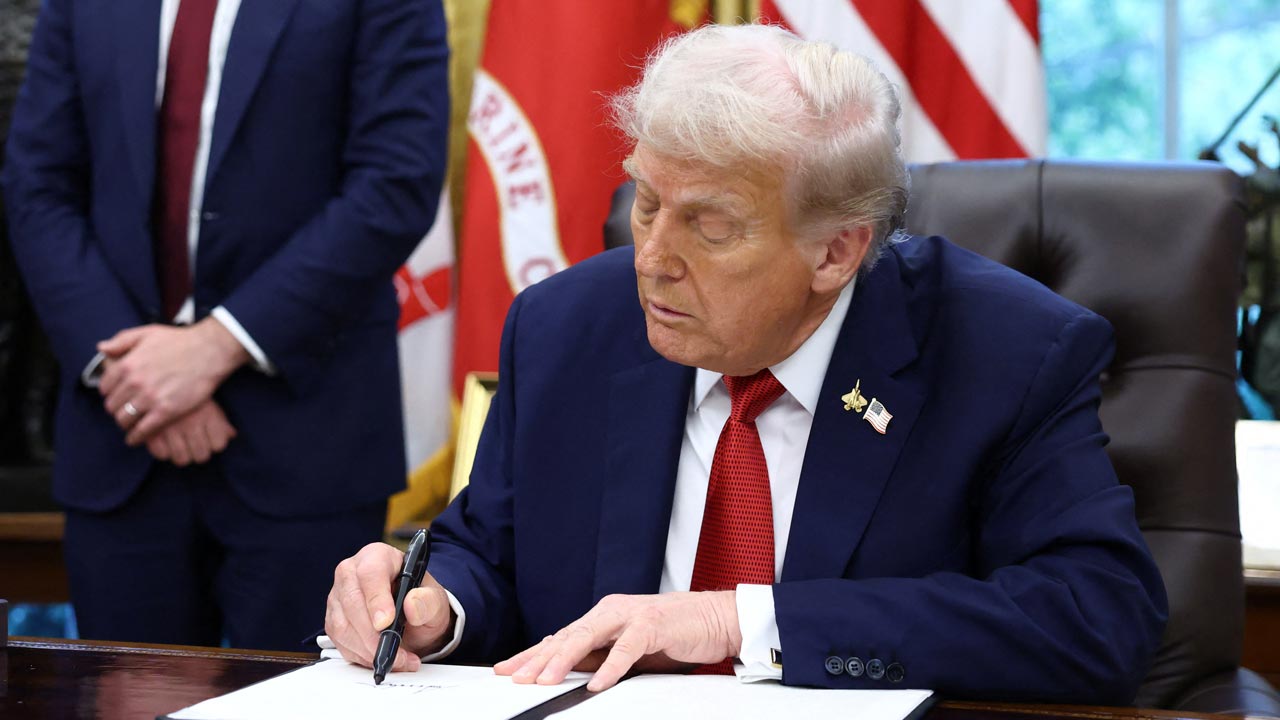 Video : Trump Signs Order To Put TikTok Under US Ownership, Says China Agreed